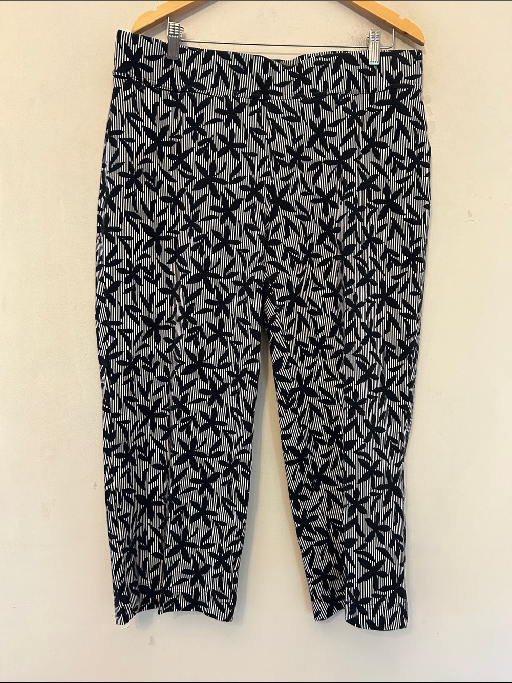 Lands End Black & White Floral cropped pants Size XL Tall EUC
